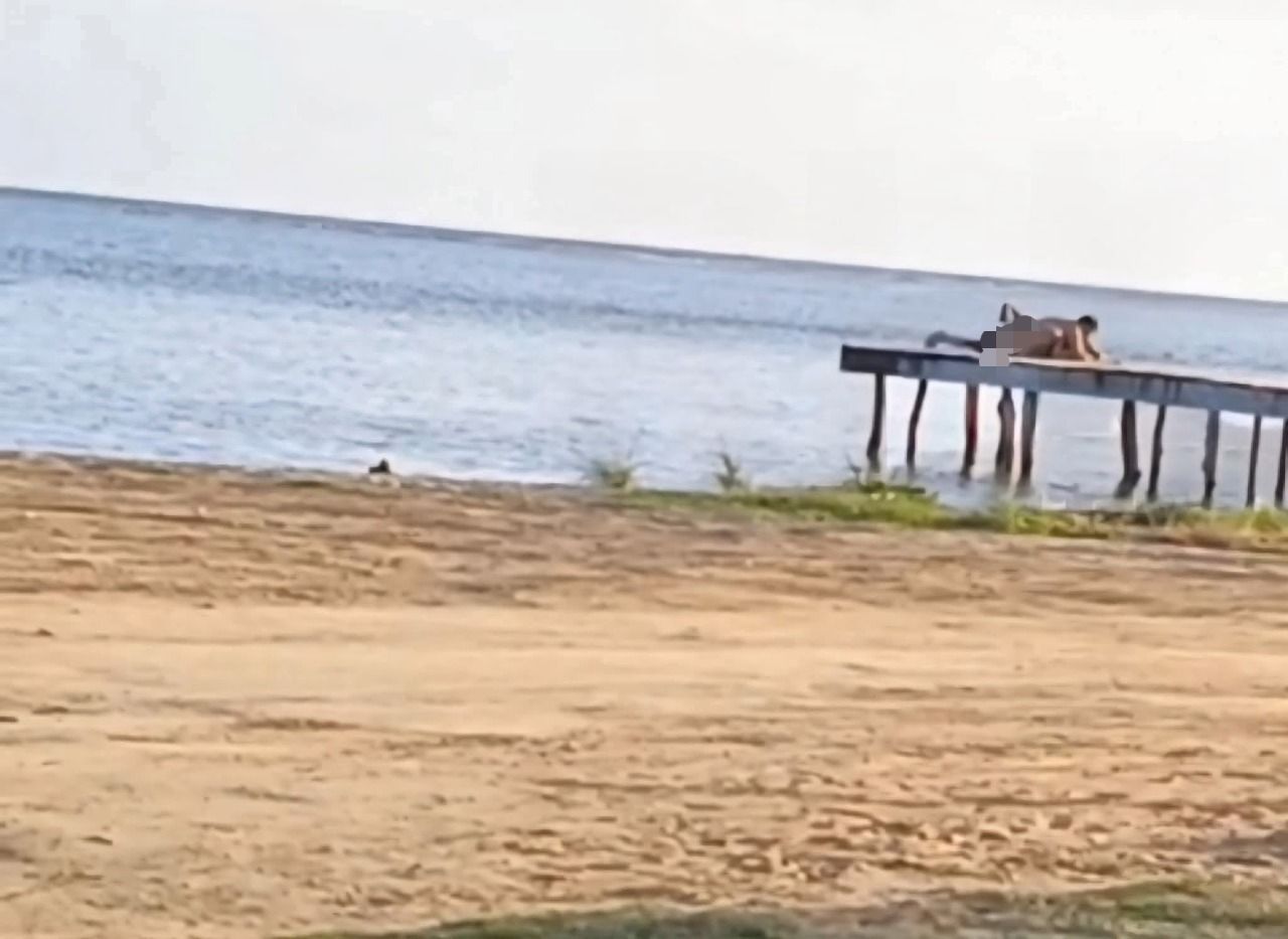 ¡Escándalo en Roatán! Captan a pareja teniendo un acto íntimo en plena playa