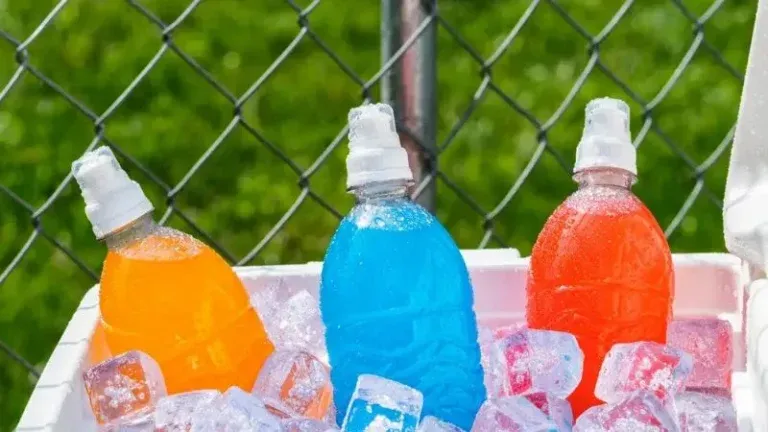 ¿Son necesarias las bebidas con electrolitos? Esto dice la ciencia