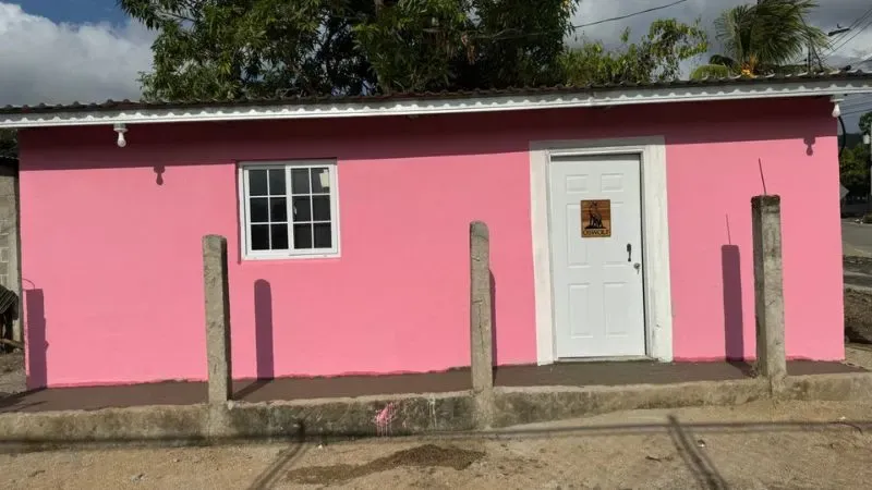 hondureño construye casa