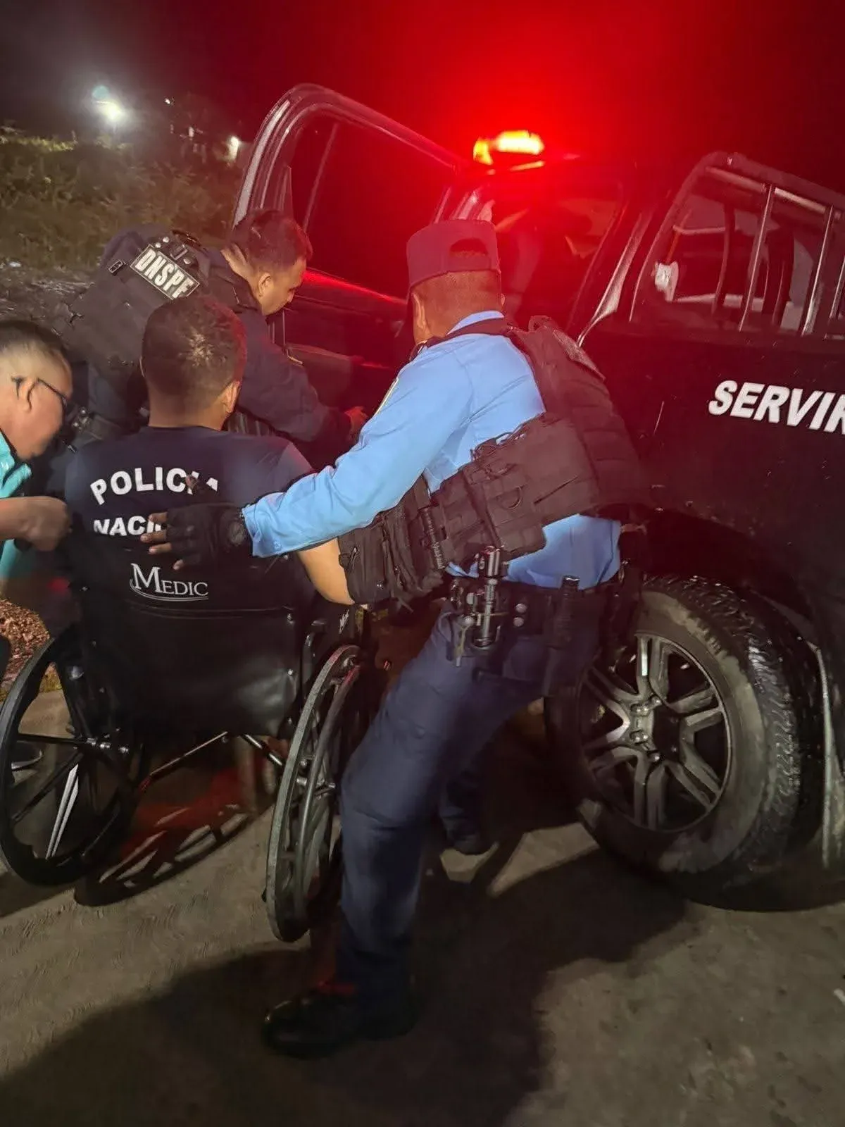 El agente fue trasladado a un centro asistencial por otros policías. 