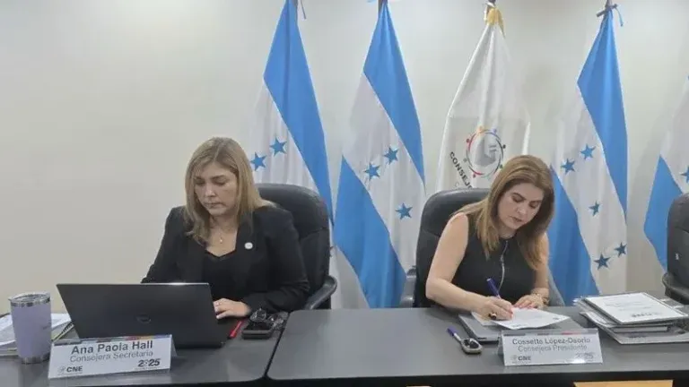 "Consejeras, sigan adelante; ustedes van a salvar la democracia": Arístides Mejía