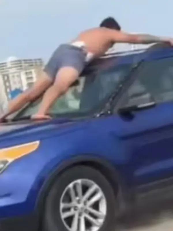hombre viaja auto expareja