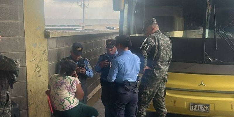 hombre muere dentro de bus