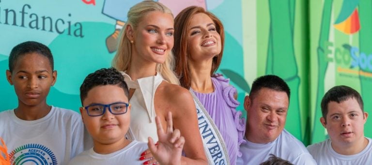 Victoria Kjaer, Miss Universo 2024, visita el Museo de la Infancia en SPS