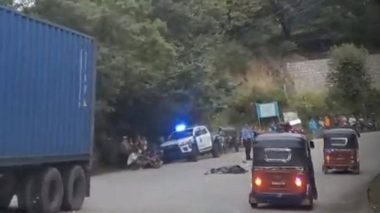Fallece motociclista al impactar con una rastra en Nueva Armenia, FM