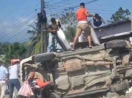 Vehículo vuelca en Tela y pobladores auxilian a ocupantes
