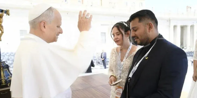 Roma: Pareja hondureña recibe bendición del papa