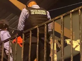 Pareja asesinada en La Ceiba; criminales dejan rótulo: "por sapos"
