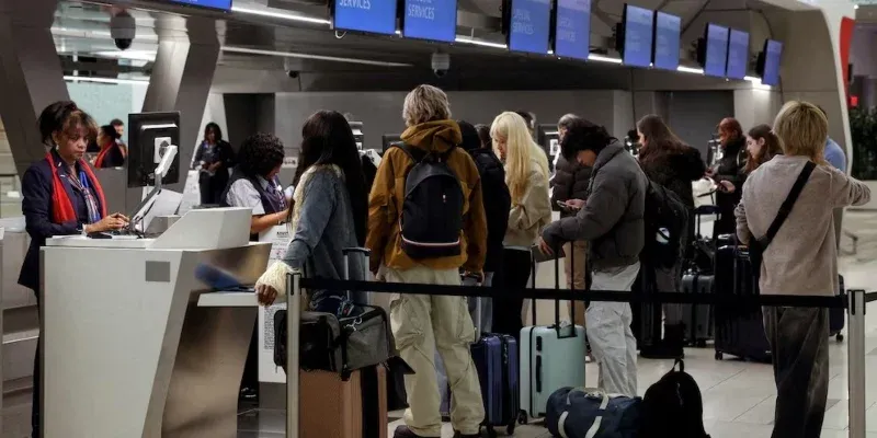 Piden a los viajeros a tomar precauciones específicas antes de conectar teléfonos o laptops en espacios públicos.