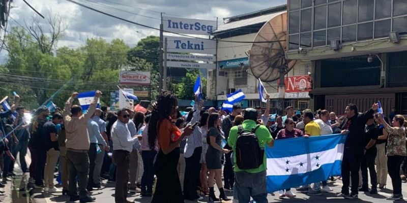 Plantón de sociedad civil y trabajadores del CNE respalda a consejera Cossette López