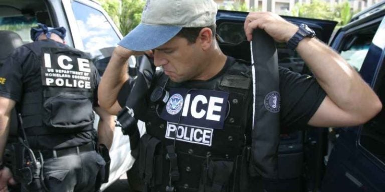 La angustia de una mujer embarazada tras la detención de su esposo por ICE