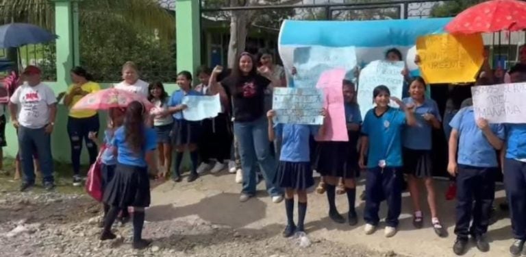 Padres y alumnos se toman centro educativo en El Progreso exigiendo maestros