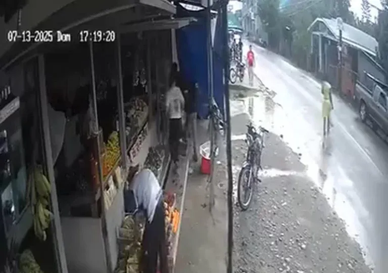 Mujer quiso esquivar una moto y terminó atropellada por ella en Omoa