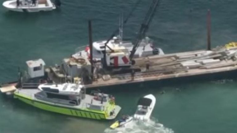 Momento en que barcaza impacta velero que se hundió en Miami; murieron dos niñas