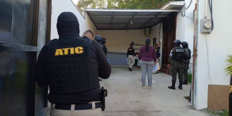 Llegan a San Pedro Sula a seis funcionarios de Santa Bárbara detenidos lavado de activos