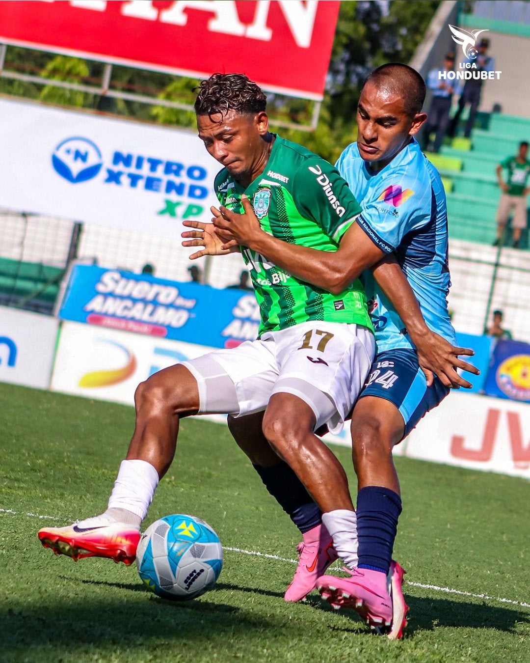 El volante goleador de Marathón, Alexy Vega, es marcado a presión por el defensa de Génesis Policía Nacional, Cristopher Fonseca.