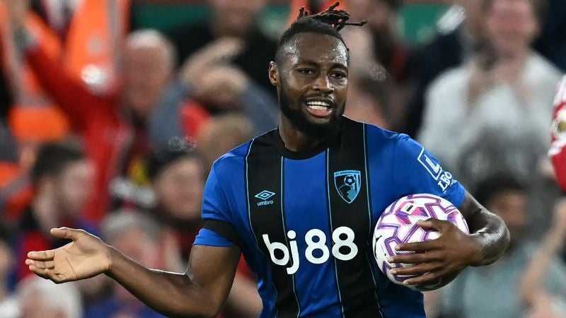 El delantero ghanés del Bournemouth, Antoine Semenyo, celebra tras anotar su primer gol contra el Liverpool.