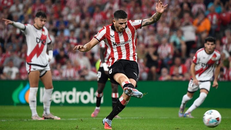 El centrocampista español del Athletic Bilbao, Oihan Sancet, cambia por gol un penal contra el Rayo Vallecano.