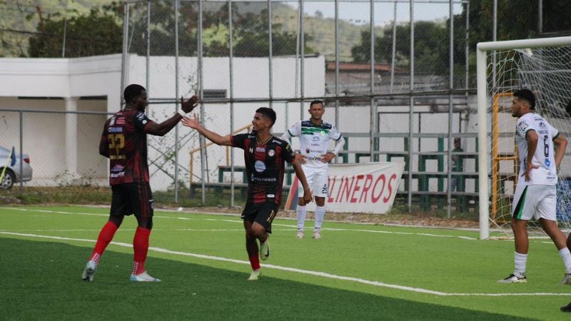 El delantero del CD Choloma, Axel Alvarado, celebra luego de anotar el primer gol de su equipo frente al Juticalpa FC.