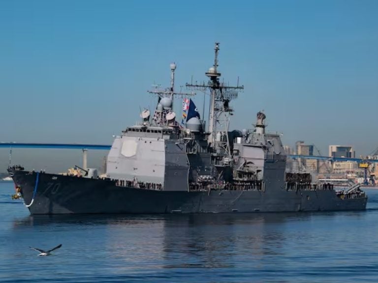 ¡Más buques de guerra! EE. UU. despliega submarino nuclear y crucero en el Caribe