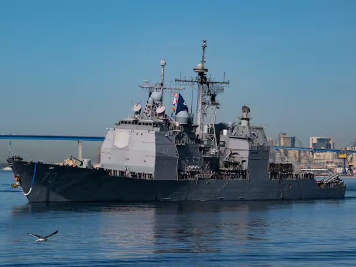 ¡Más buques de guerra! EE. UU. despliega submarino nuclear y crucero en el Caribe