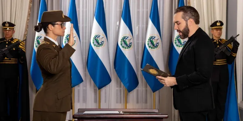 Bukele juramenta a doctora y militar como nueva ministra de Educación; ¿Acierto o equivocación?