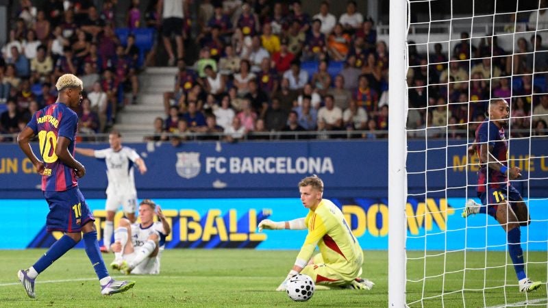 El delantero español del Barcelona, Lamine Yamal, marca el cuarto gol de su equipo.