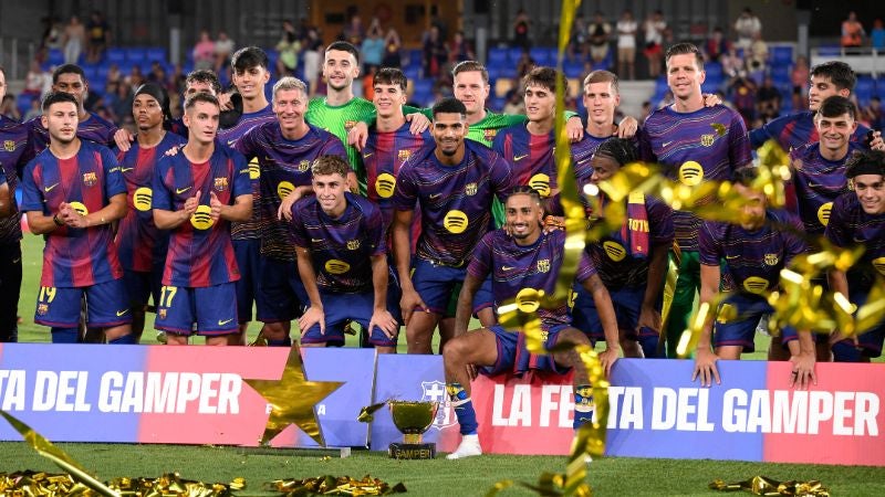 Los jugadores del Barcelona posan con su trofeo tras ganar el 60º Trofeo Joan Gamper contra el Como 1907 en el Estadio Johan Cruyff.