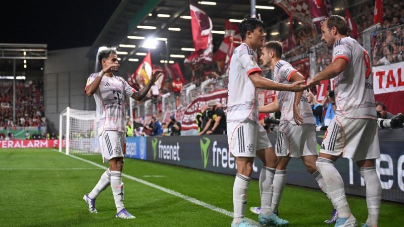 Los jugadores del Bayern de Múnich celebran el tanto del triunfo anotado por el inglés, Harry Kane.