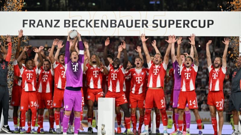 El equipo de Múnich celebra en el podio con el trofeo de la Supercopa de Alemania tras vencer 2-1 en la final al VfB Stuttgart.