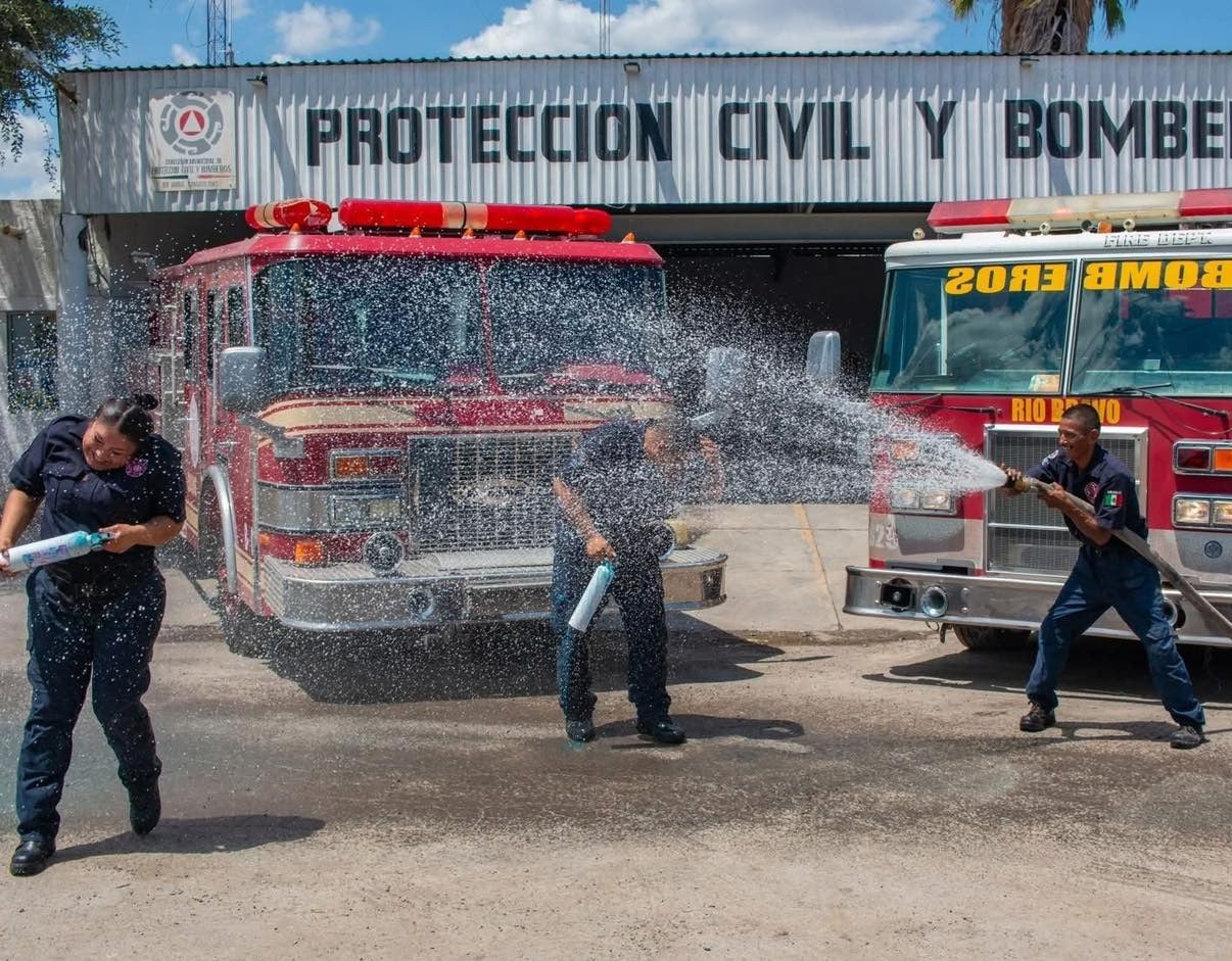 bomberos anuncian la llegada de su bebé