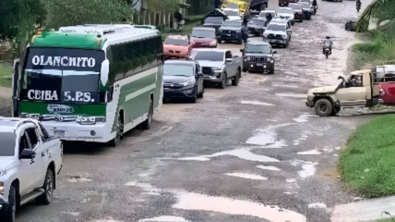 «Intransitable»: Denuncian tramo carretero repleto de baches entre Sabá y La Ceiba