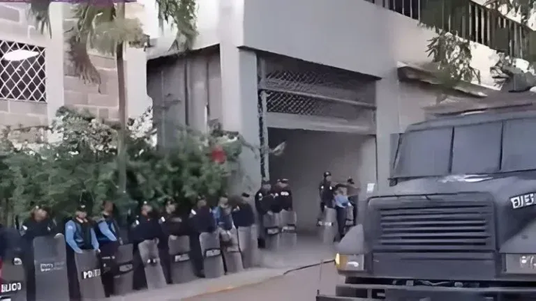 Policías blindan el CNE por licitación del TREP