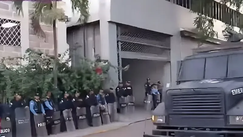 Policías blindan el CNE por licitación del TREP