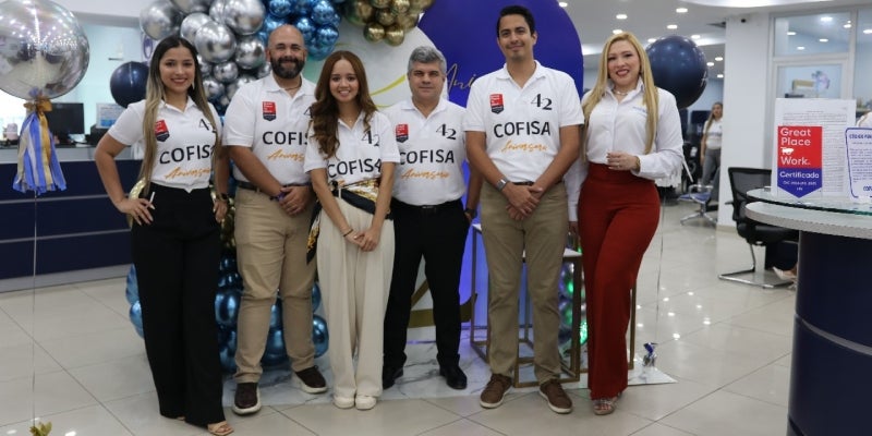 Los ejecutivos y empleados de COFISA celebrando el aniversario.