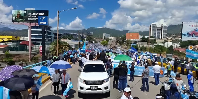 Con alabanzas y cánticos arranca la Caminata de Oración en Tegucigalpa