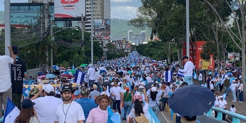 “Solo Dios puede dar la salida a este problema”: hondureños claman paz en Caminata de Oración