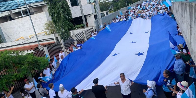 “Solo Dios puede dar la salida a este problema”: hondureños claman paz en Caminata de Oración