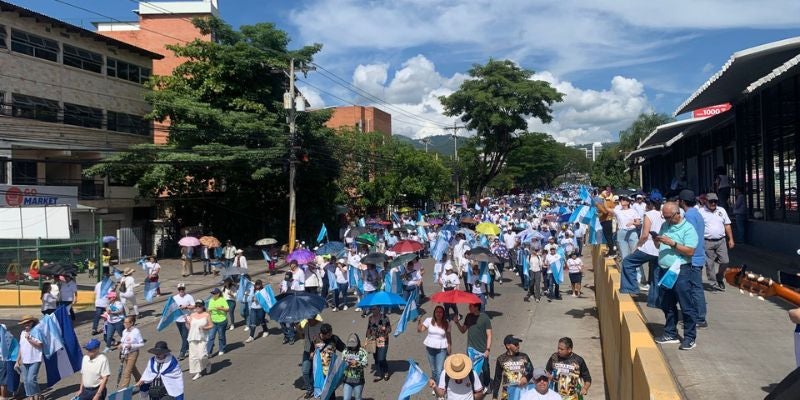 “Solo Dios puede dar la salida a este problema”: hondureños claman paz en Caminata de Oración
