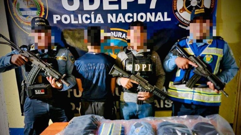 Con indumentaria policial y munición prohibida detienen a menor en El Paraíso