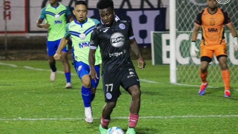 El motagüense Carlos Mejía controla el balón ante la marca del olanchano, Diego Rodríguez.