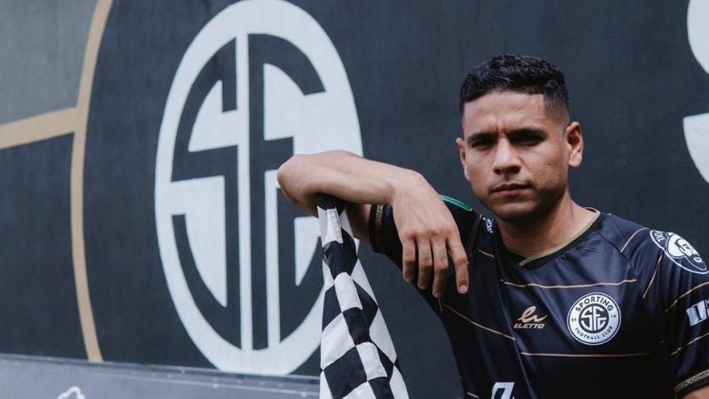 El volante de contención, Carlos Pineda, es presentado por el equipo Sporting San José de Costa Rica.