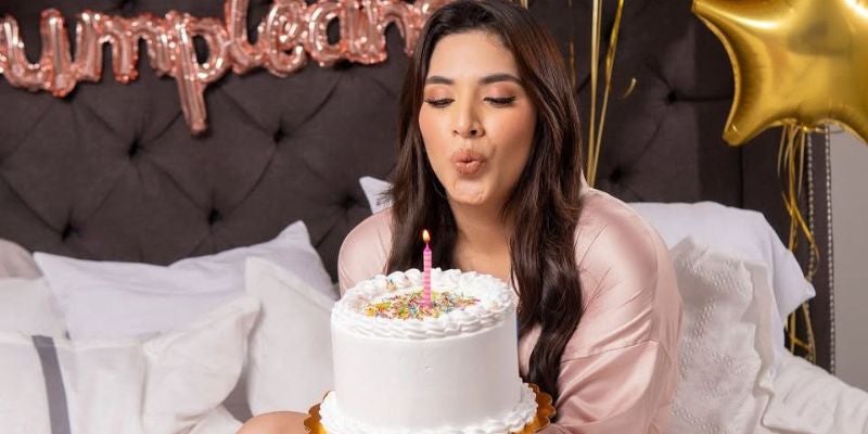 Con globos y sesión de fotos, Carolina Lanza celebra su cumpleaño a lo grande
