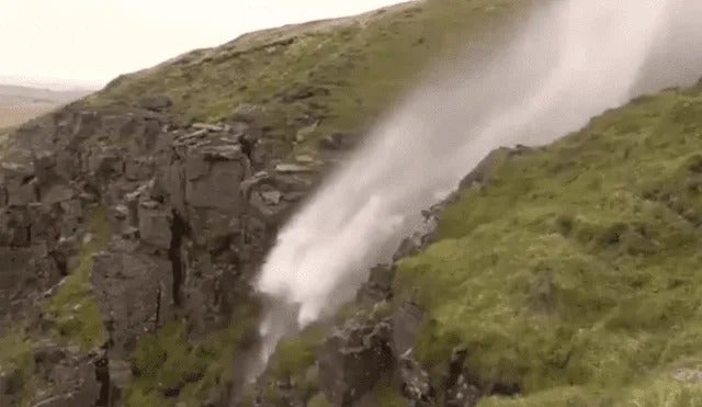 captan cascada que fluye hacia arriba en Brasil