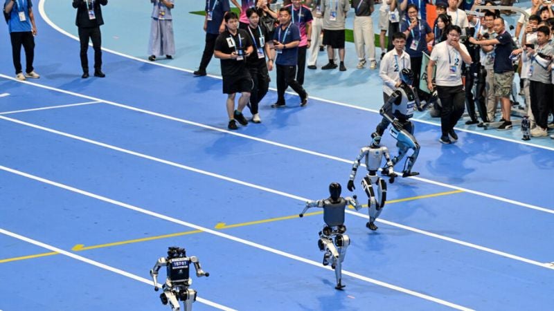 Comienza en China la primera competencia de robots humanoides