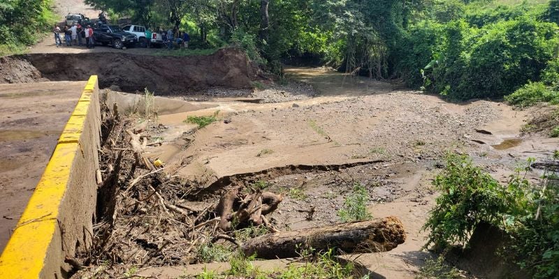 Lluvias arrasan puente en Olancho y comunidades quedan aisladas