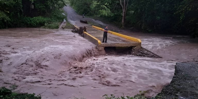 Lluvias arrasan puente en Olancho y comunidades quedan aisladas