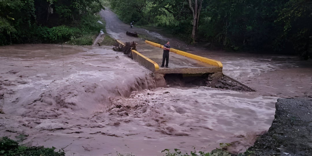 Lluvias arrasan puente en Olancho y comunidades quedan aisladas