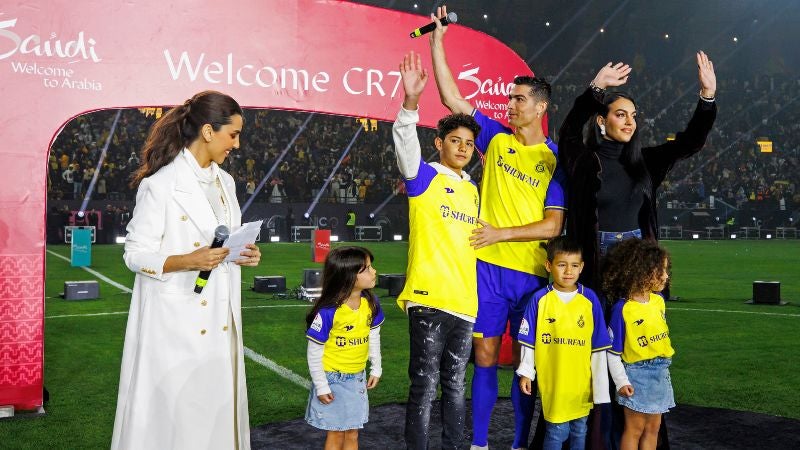 Una foto de archivo difundida por el club Al-Nassr de Arabia Saudita muestra al delantero portugués Cristiano Ronaldo, junto a su pareja Georgina Rodríguez y sus hijos.