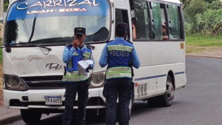 Transportistas denuncian decomiso de unidades por ofrecer apoyo a iglesias